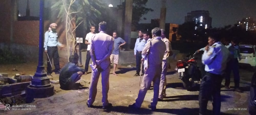 gyaneshwaryash's tweet photo. This is World class society name "EMAAR".This is their security here. There is no electricity here for 28 hours. Boundary is broken at many place. When the residents here raise their voice, then these people file an FIR.@emaar_india @HadiBadri @EmaarCares @emaardubai @EmaarIndia https://t.co/n4k9ipyRMA