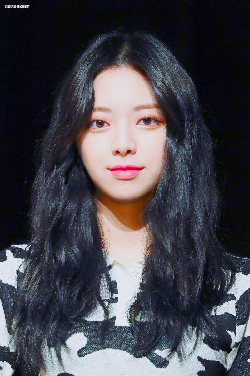 210620 증명사진..갖고싶어서..  
#ITZY #있지 #YUNA #유나