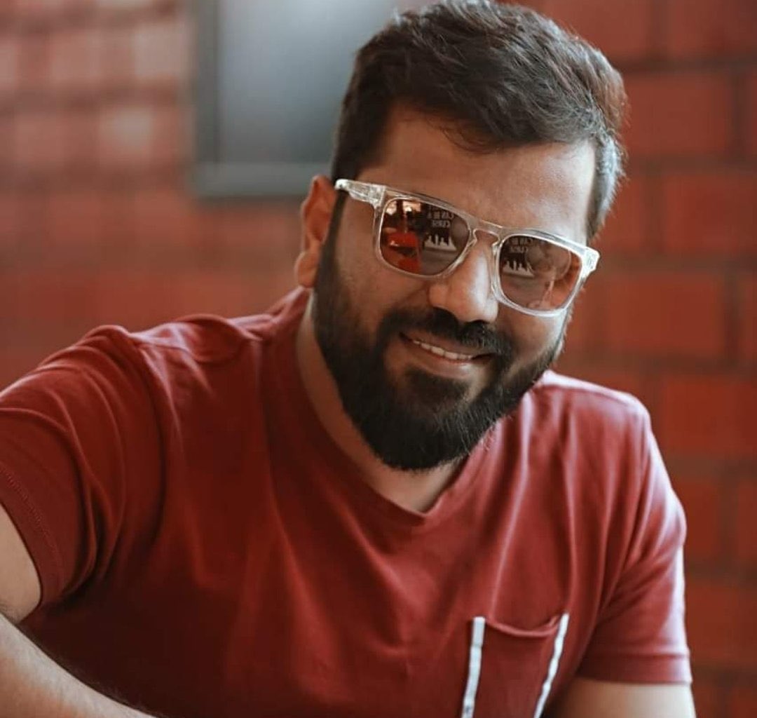 Dhananjayaka's tweet photo. Happy birthday geleya @SathishNinasam , wishing the best for all your future endeavours. https://t.co/DJ0N83EhE1