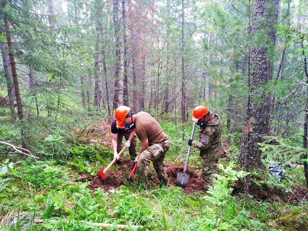 Denezhkin_Kamen's tweet image. По информации на 9:00 площадь пожара составляет - 63 га. Длина кромки пожара - 3800 метров. 
На пожаре работают 56 человек: 12 сотрудников заповедника, 23 человек Уральская авиабаза, 6 человек ФБУ "Авиалесоохрана", 15 человек МЧС. Подробности тут: denkamen.ru/node/490