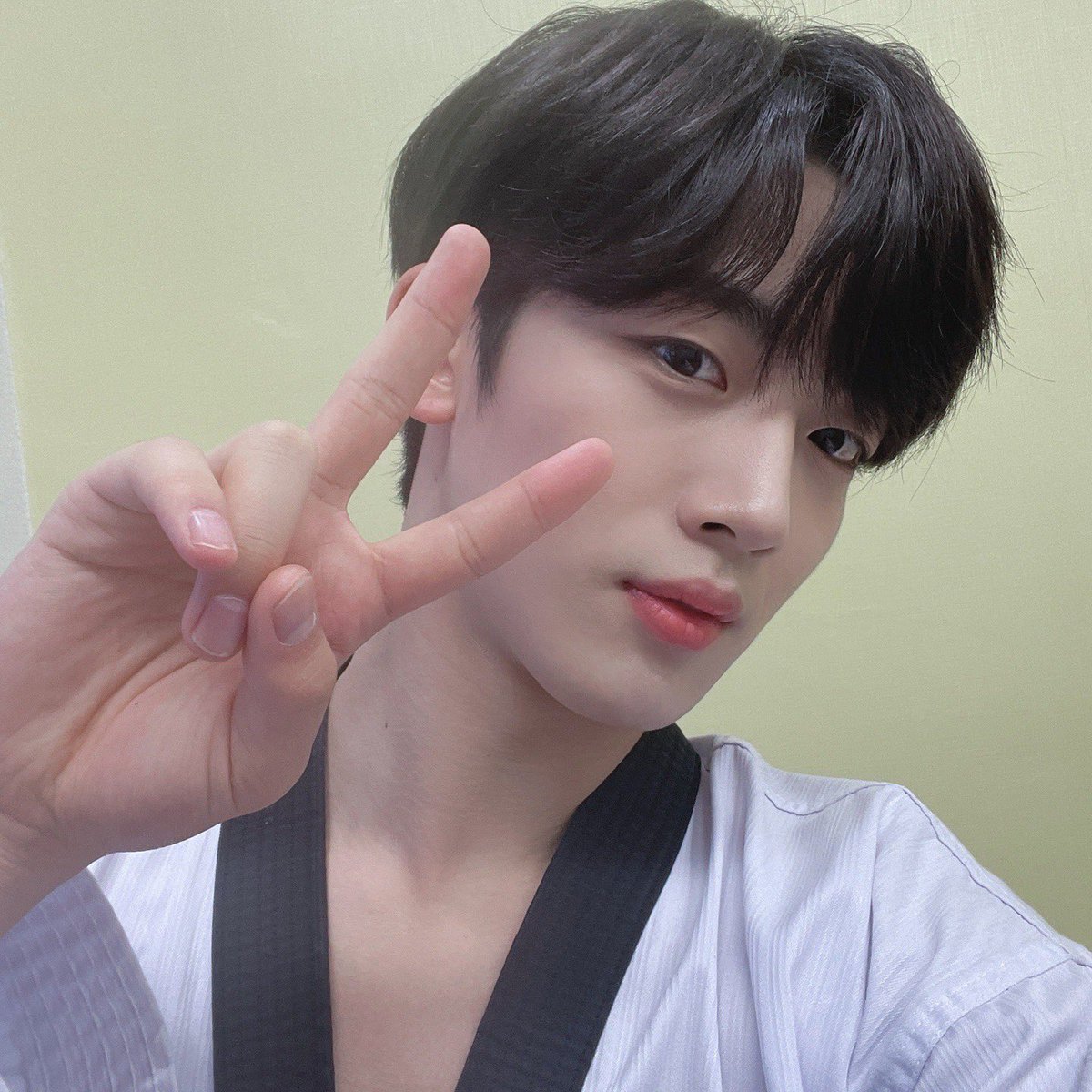 WEi__Official's tweet photo. 병아리 친구들의 마음부터 생각하는 따뜻한 요한 사범님🥺
오늘도 병아리들이 주는 열정으로 정신없이 행복했던 요한이와 예쁜 주말보내세요😻

#위아이 #WEi #김요한 #KIMYOHAN https://t.co/7L6qKPW6Lc