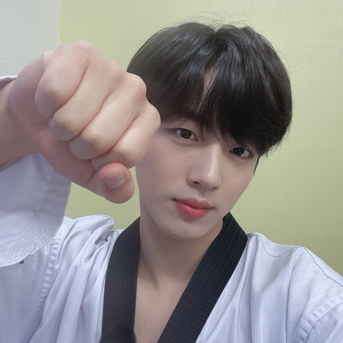 WEi__Official's tweet photo. 병아리 친구들의 마음부터 생각하는 따뜻한 요한 사범님🥺
오늘도 병아리들이 주는 열정으로 정신없이 행복했던 요한이와 예쁜 주말보내세요😻

#위아이 #WEi #김요한 #KIMYOHAN https://t.co/7L6qKPW6Lc