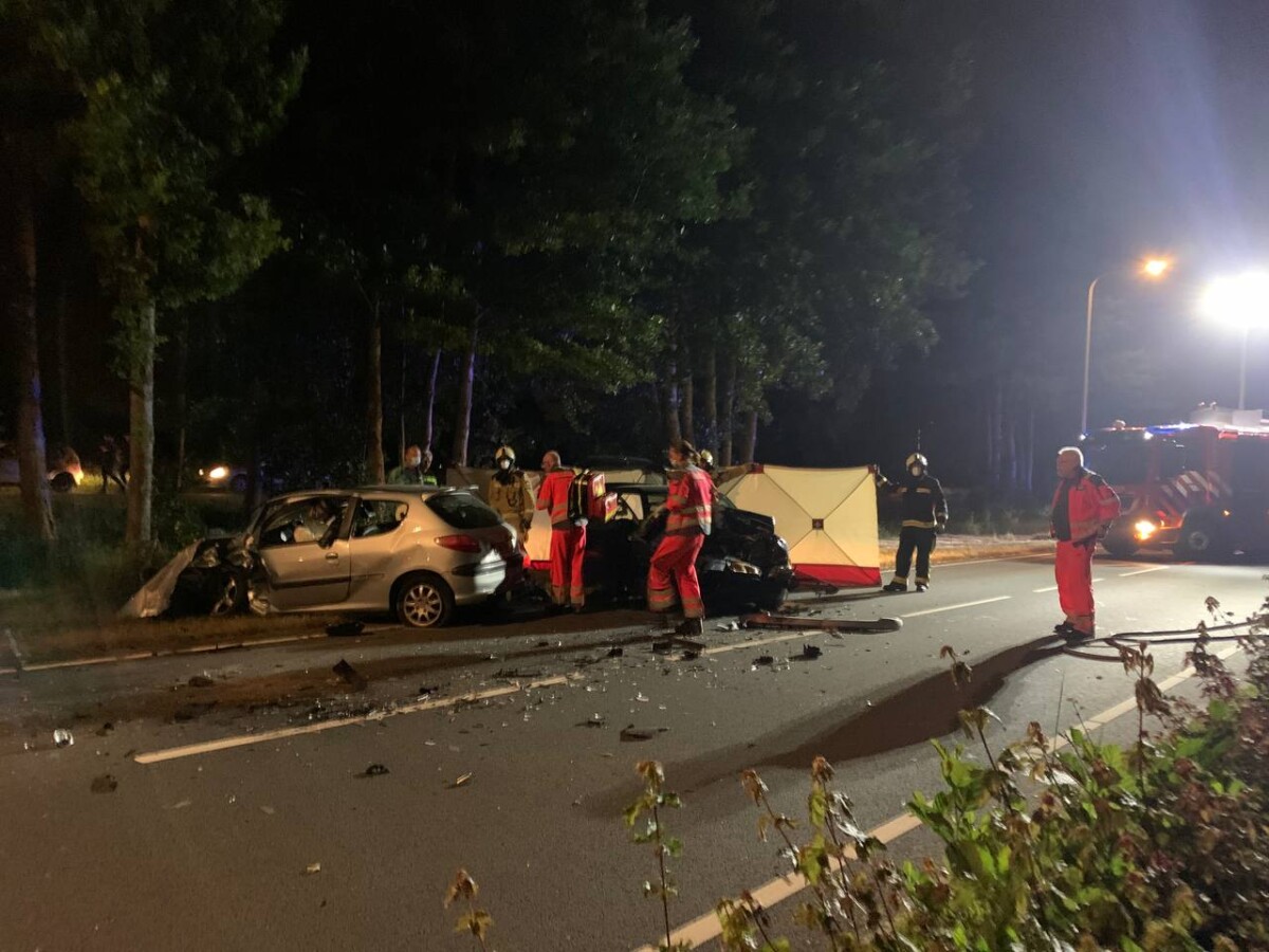 Persoon gewond en veel schade bij frontale aanrijding in Assen - #Drenthe -..