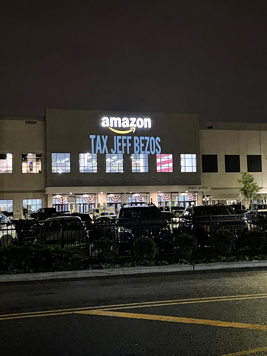 IssaSmallsWorld's tweet photo. Amazon workers are recognizing Juneteenth in a different way https://t.co/SneLv1IWQ8