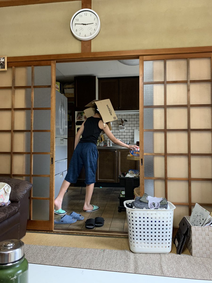 isidastone's tweet photo. 日曜の午後、フットサルした後、飲みながらテレビ見てたら、
野生のアマゾンマンが台所のじゃがりこを取りに来てすごく怖かった。狩られるかと思った。
#アマゾンマン
#Amazonman https://t.co/4VnKqQbF8t