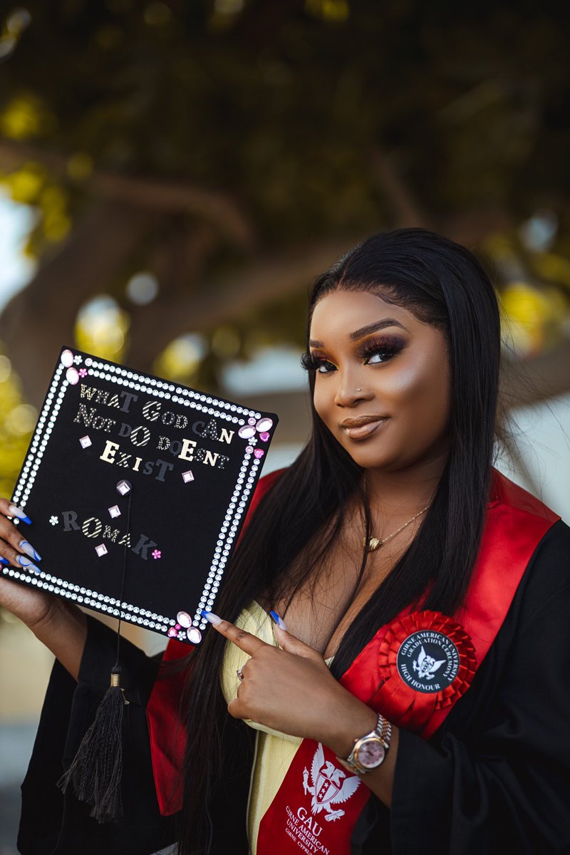 RomakYenga's tweet photo. Rendre ses parents fiers est l’une des plus belles choses qu’un enfant conscient(e) souhaiterait..4ans des joies , pleurs etc... but God has really been there since day 1 🥺🙏 Merci mon Dieu pour ce diplôme de licence avec Distinction❤️🙏 #ClassOf2021 #CommunicationFaculty https://t.co/77YiMVn5B4