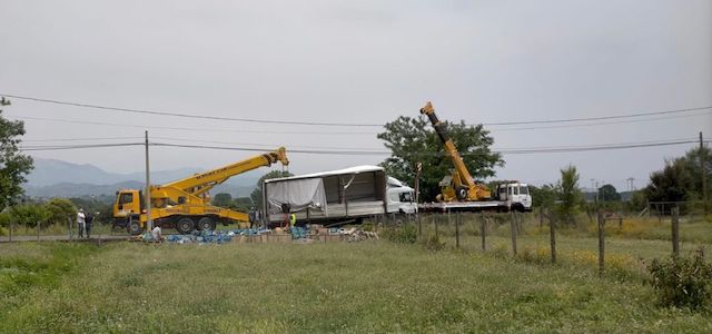 TG24info's tweet image. #Morolo – Tir perde il controllo e sfonda la recinzione di una casa (FOTO) | tg24.info tg24.info/morolo-tir-per… #tirfuoristrada