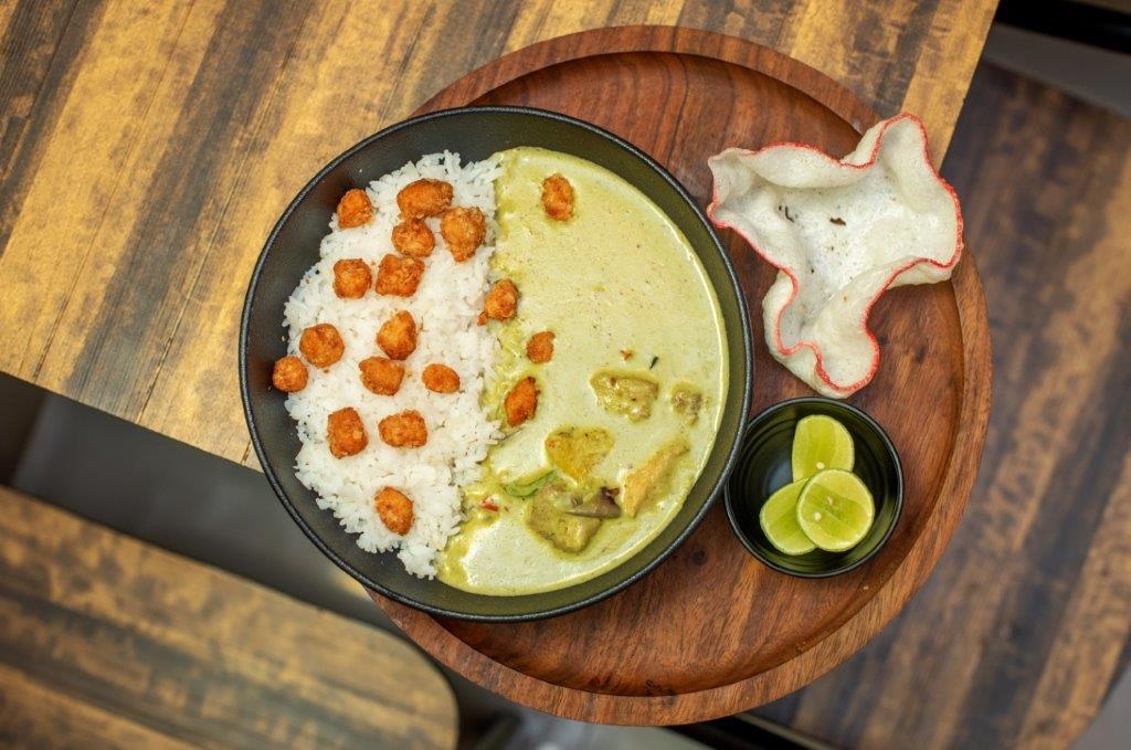 Thai Green Curry with Chicken Popcorn - Green curry is loaded with smooth and creamy flavor, deep fried chicken popcorn adds a crunch twist. The crunchy texture of the flour coating is incredible and creates a unique harmony with mild mouthwatering Thai Green Curry

#Food #Ginkgo