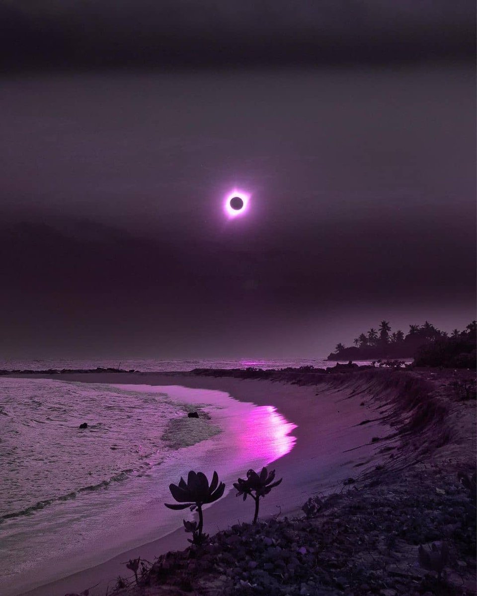astrophotosnap's tweet photo. Dark night of the soul. https://t.co/lW9q8VAgCe