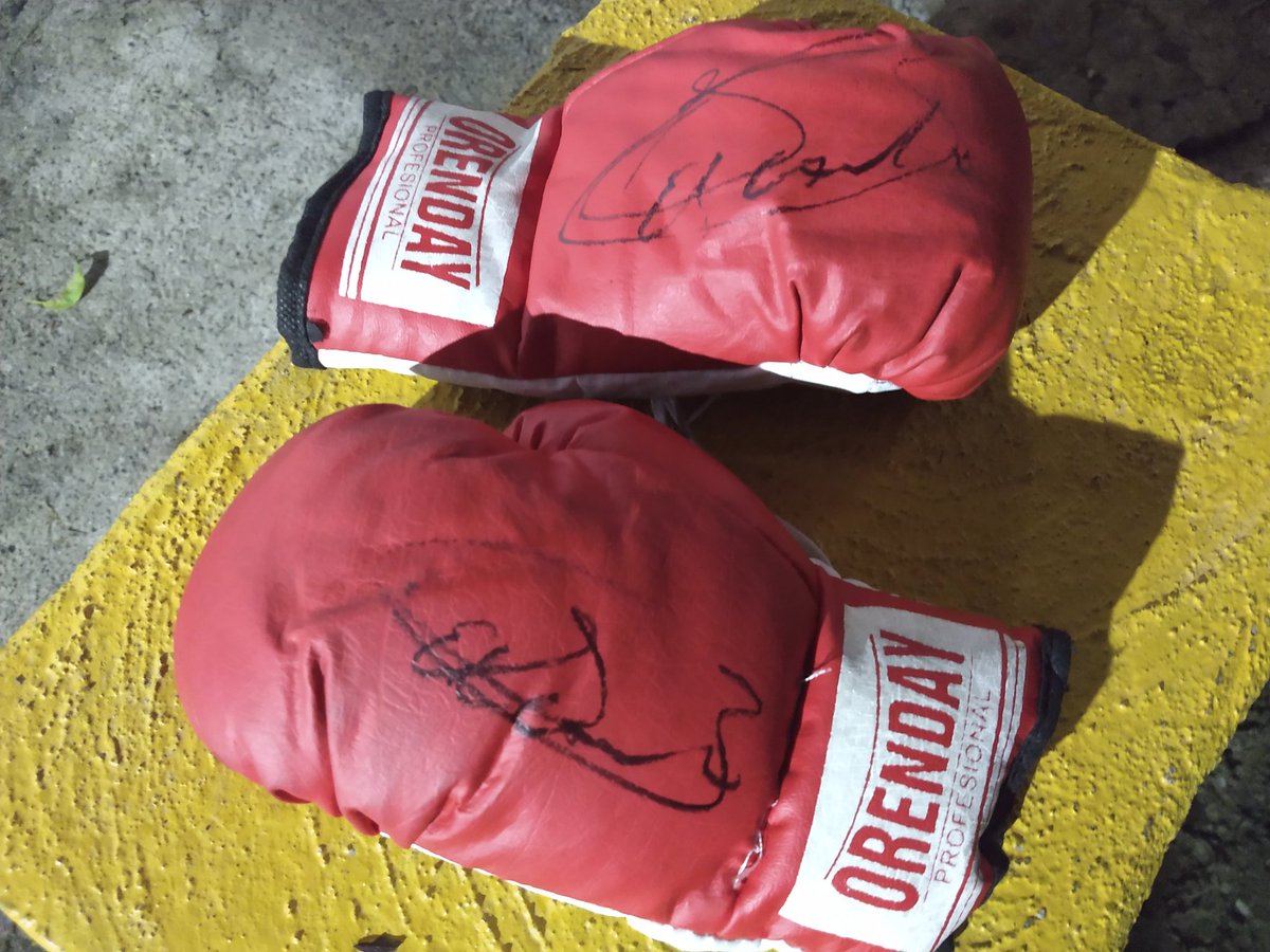 Sergiopotro25's tweet photo. @Canelo Muchas gracias a tu esposa por ayudarme a qué me los firmaras, me aferre, corrí y lo logramos, gracias Canelo! https://t.co/6bksyfQFaa