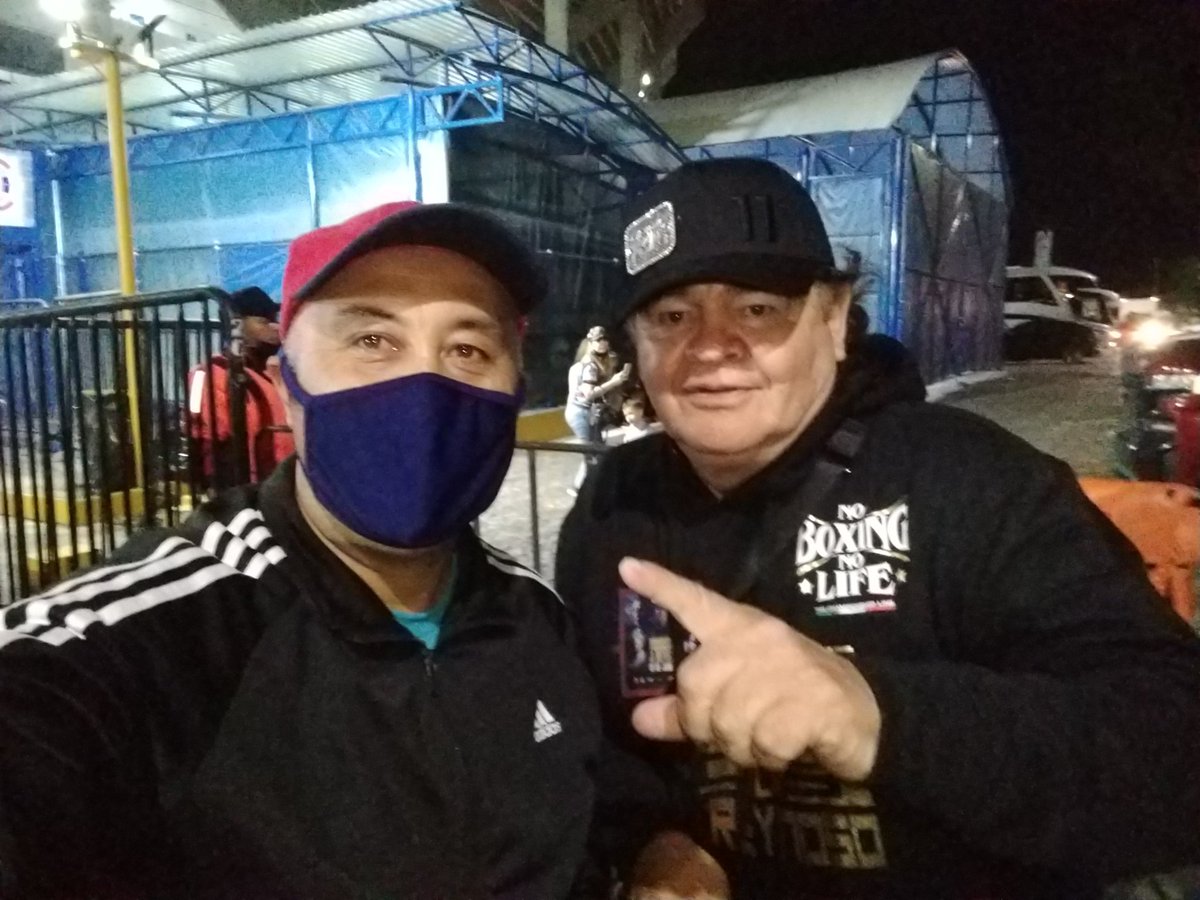 Sergiopotro25's tweet photo. @Canelo Muchas gracias a tu esposa por ayudarme a qué me los firmaras, me aferre, corrí y lo logramos, gracias Canelo! https://t.co/6bksyfQFaa