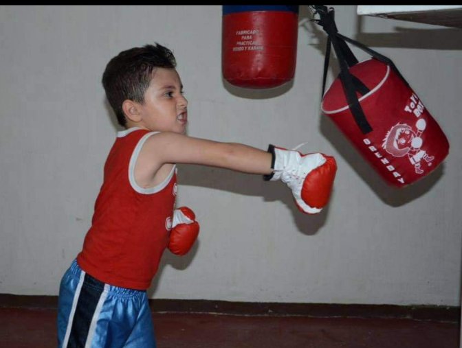 Sergiopotro25's tweet photo. @Canelo Muchas gracias a tu esposa por ayudarme a qué me los firmaras, me aferre, corrí y lo logramos, gracias Canelo! https://t.co/6bksyfQFaa