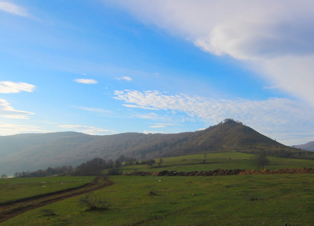 [NUEVA RUTA] Arraialde desde Azázeta

Reencontrándonos con los Montes de Vitoria, esta vez un pequeño monte que separa los valles de Azazeta y Berrozi.

¿Berroci? 
Campo de prácticas de la  #Ertzaintza, acceso prohibido pero desde aquí podrás verlo.👮‍♀️
⬇️
alfilodeloimprobable.com/mendiak-arraia…