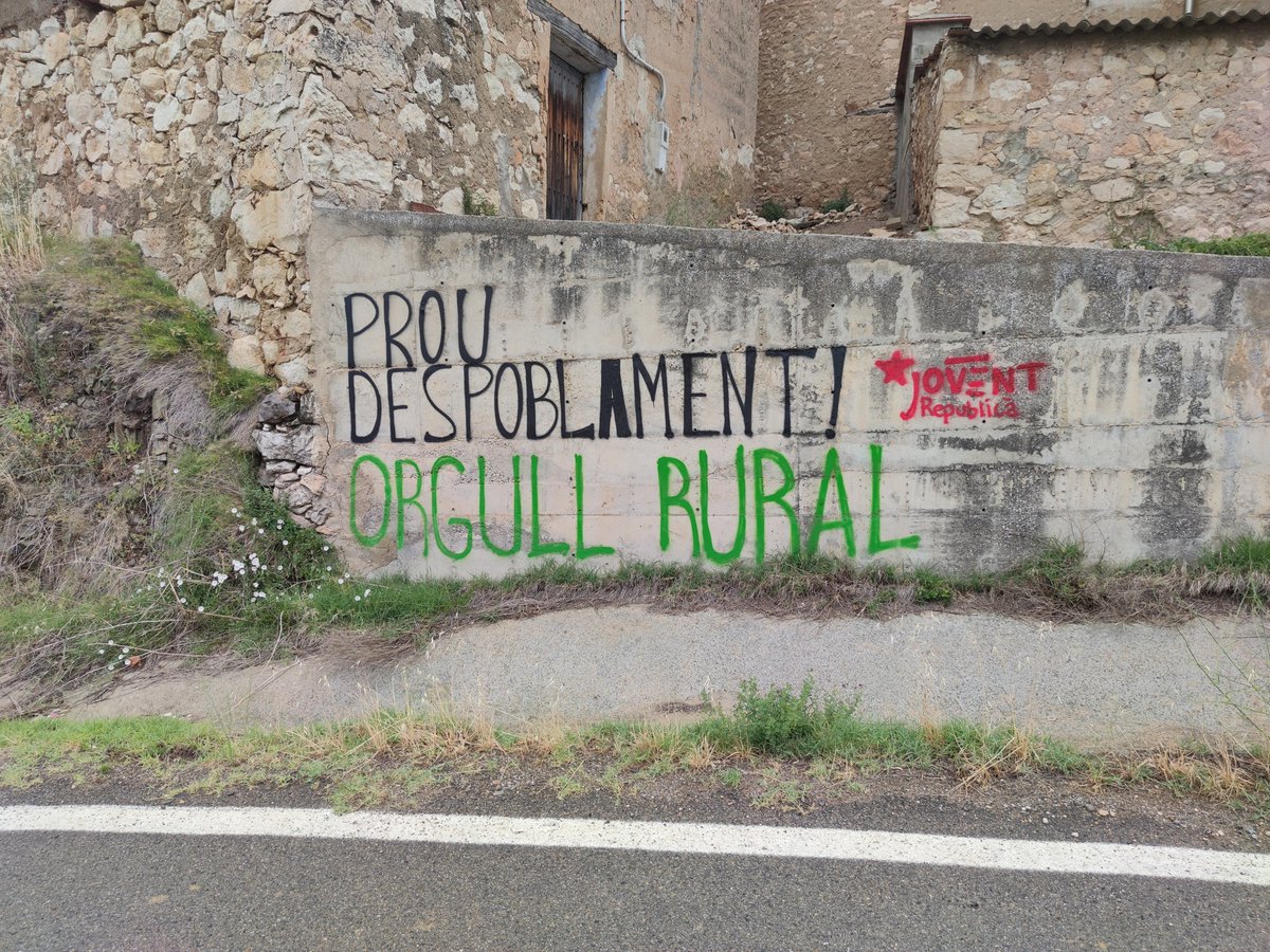 fercamporrells's tweet photo. Un parell de pintades, la primera a #Purroi / #Ribagorça la segona a #Gabasa / #Llitera municipis #aragonesos. Tots els veins de #Catalunya sou benvinguts, els que veniu a embrutar casa nostra, no ens feu cap falta per aquí. https://t.co/dzDsAbqQdm