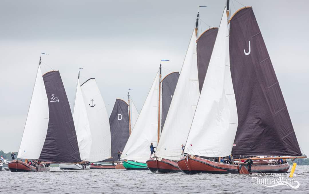 harmenbrouw's tweet photo. Prachtige starttraining gehad gistermiddag. Mooie wedstrijdsituaties en we leren het schip steeds beter kennen. Doorpakken en leren! #JongeJan #skutsjelangwar https://t.co/OsdtsQjQsz