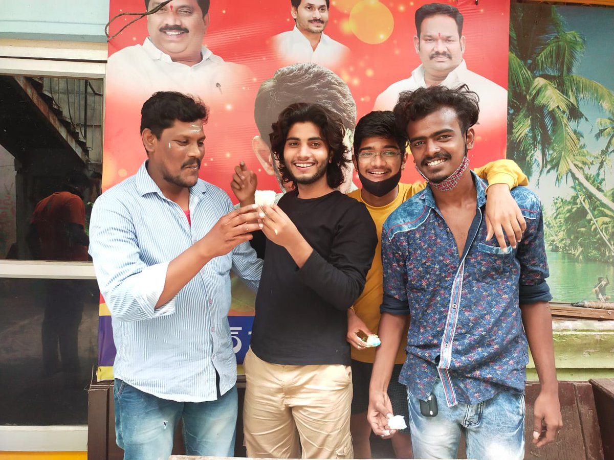 AdityaMb_4005's tweet photo. Vijayawada @urstrulyMahesh fans set 4 https://t.co/Gk24GNxeYq