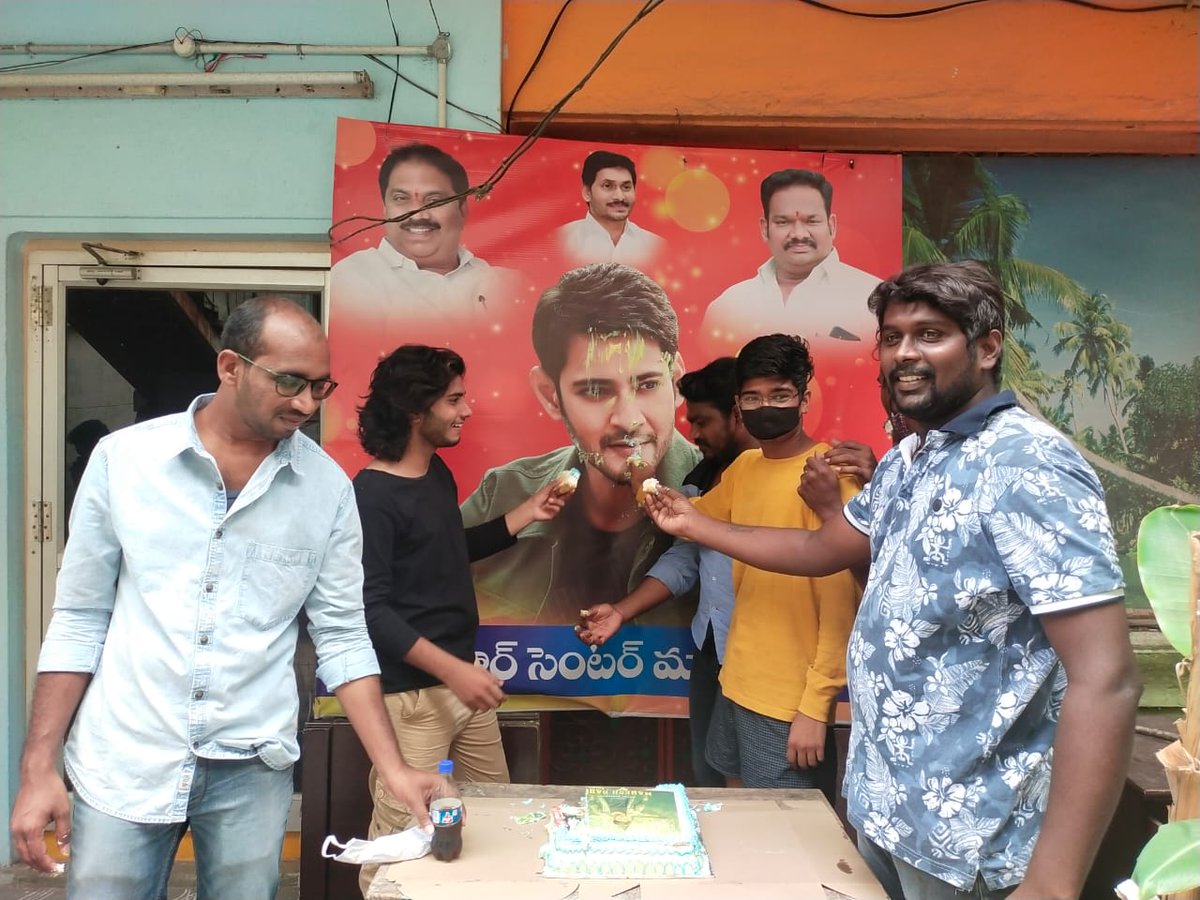 AdityaMb_4005's tweet photo. Vijayawada @urstrulyMahesh fans set 4 https://t.co/Gk24GNxeYq
