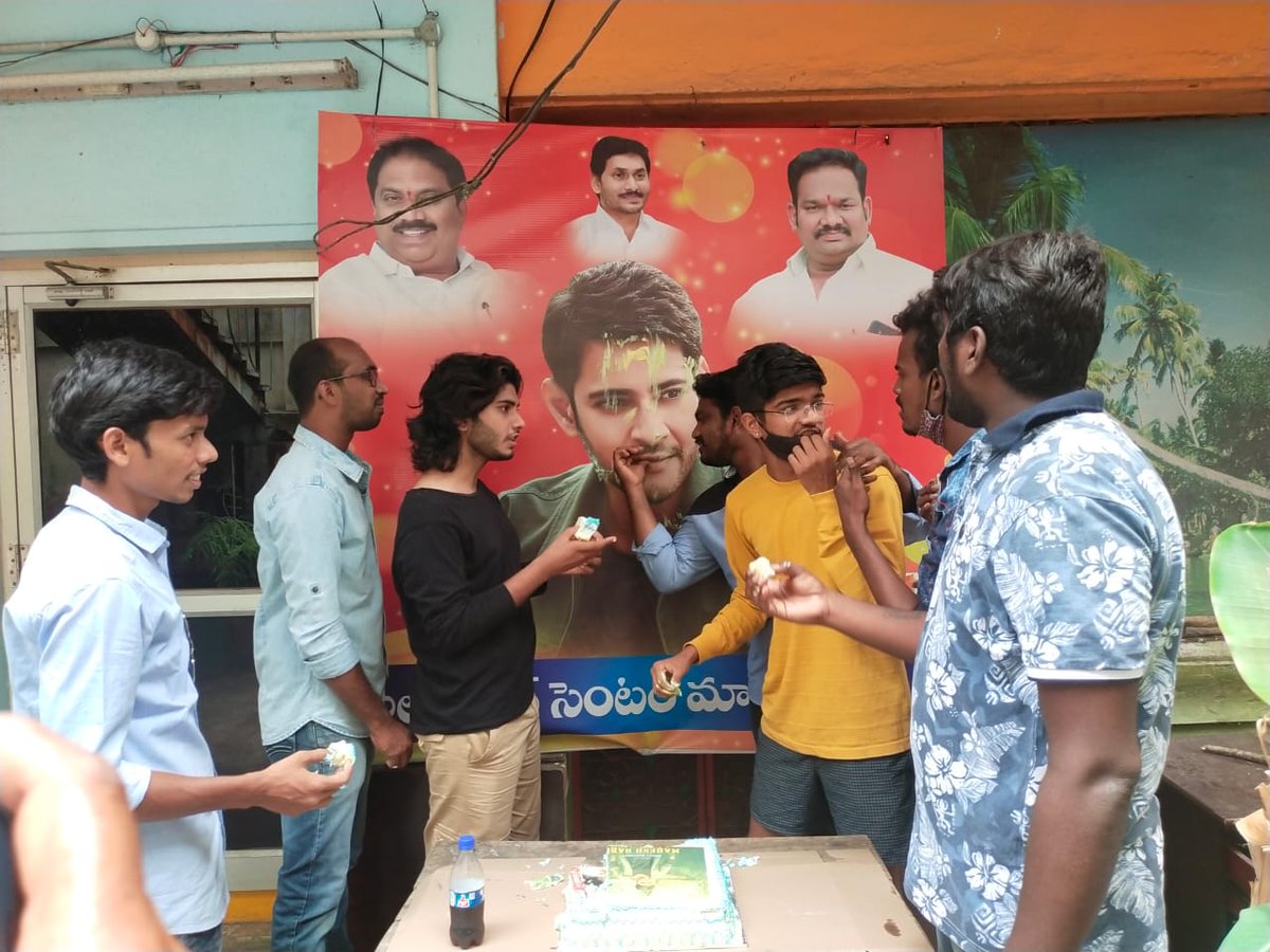 AdityaMb_4005's tweet photo. Vijayawada @urstrulyMahesh fans set 5 https://t.co/LWBgamoUJ0