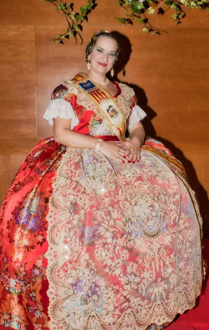 Hoy es el cumpleaños de nuestra Fallera Mayor, Amparo. Te deseamos un feliz día y que cumplas muchos más 💚💚💚