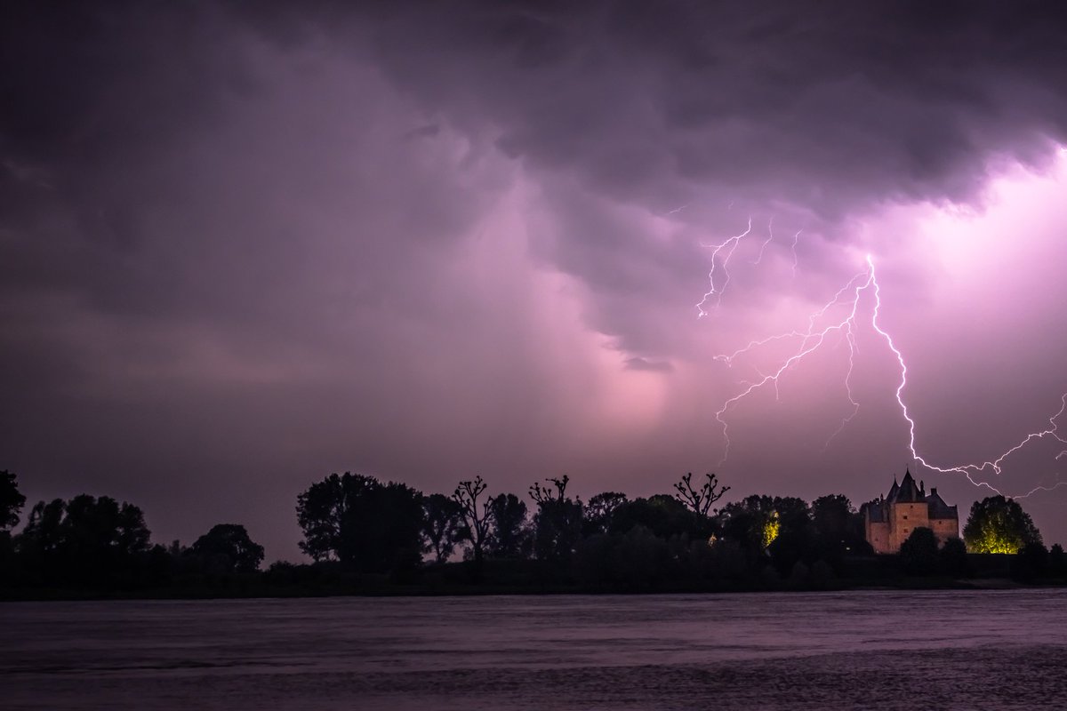 Ontlading boven Slot Loevestein ⚡️ Hoeveel zal dat Slot er al gehad hebben afgelopen eeuwen?
Credits 📷 <a href="/NelisdeJong/">Niels de Jong</a>