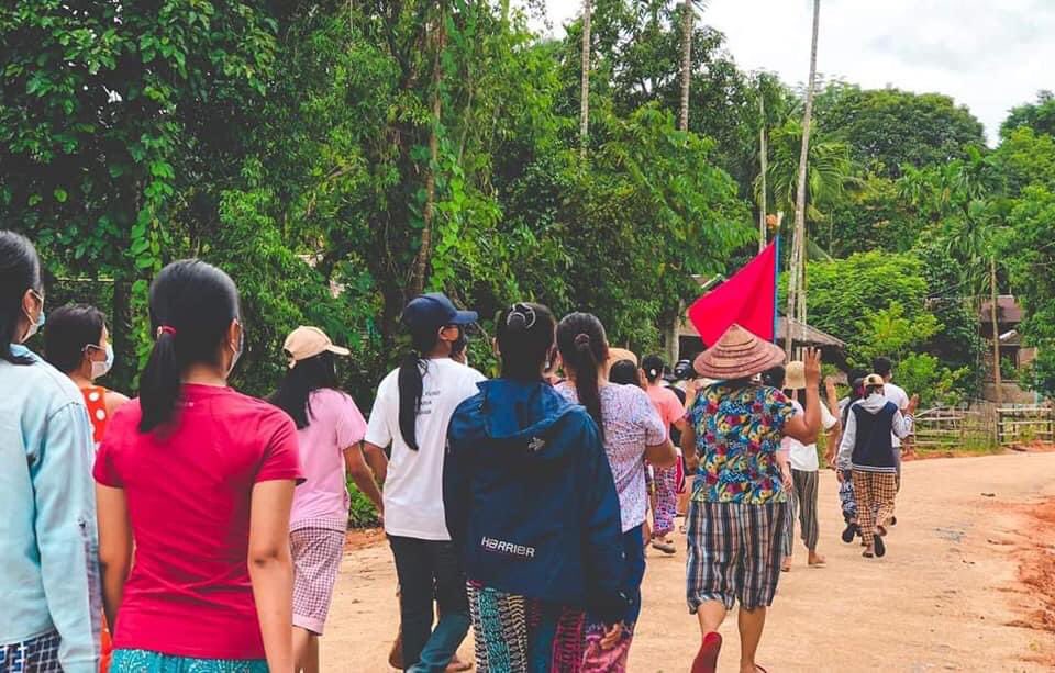 Benjamin4500281's tweet photo. Anti-regime protesters from the main strike of Launglon township came out to streets this afternoon to protest against terrorist regime. #WhatsHappeningInMyanmar #June20Coup #MilkTeaAlliance https://t.co/5oq8OlY0jg
