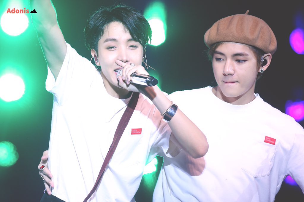 めちゃくちゃナチュラルにホソクの細い腰に手を回すキムテヒョンが最高に雄