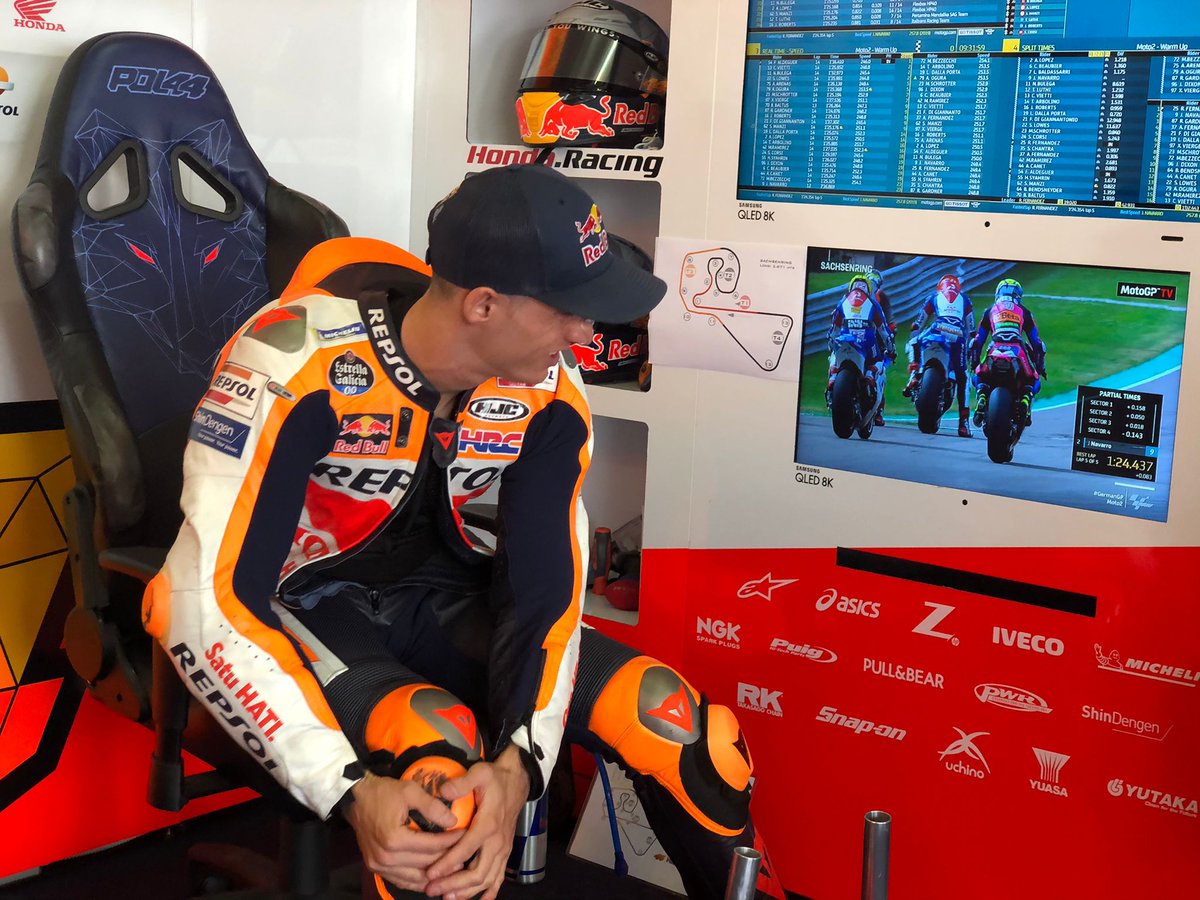 HRC_MotoGP's tweet image. Keeping an eye on Moto2. @polespargaro enjoying the view.

#QLED8K
