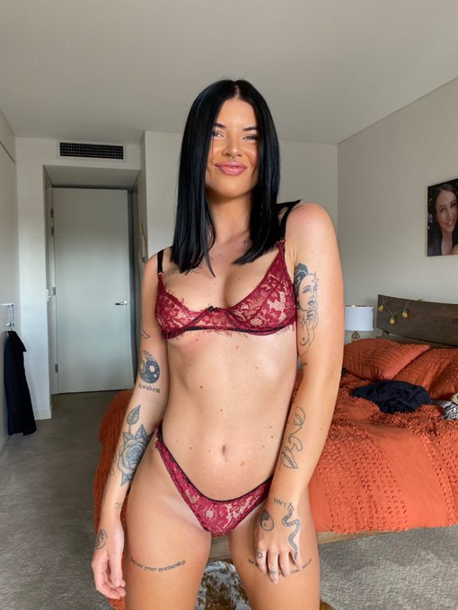 Watch Beth Spiby's leaked NSFW photo on TwXstars