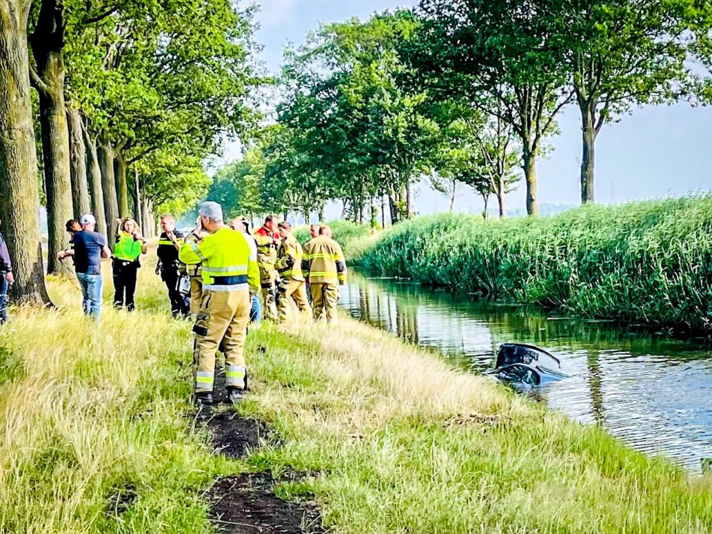 Auto te water bij ongeval Odiliapeel . 20 juni 2021.