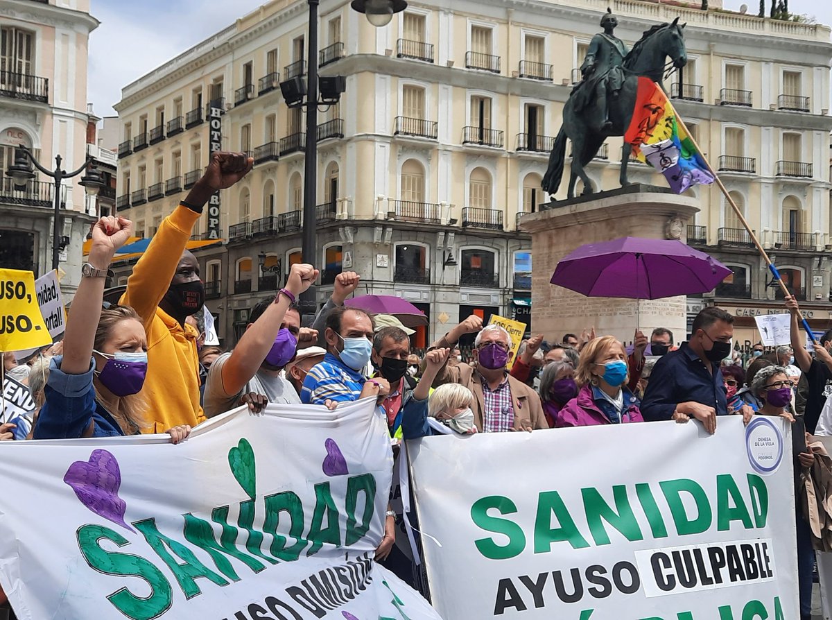 podemosmad's tweet photo. Los Círculos, junto a @Carolalon1 y @Serigne_Mbaye_ , hemos acompañado al movimiento vecinal y los colectivos en defensa de la #SanidadPública de Callao a Sol.

Los madrileños y madrileñas se movilizan para parar los planes de desmantelamiento de la #AtencionPrimaria de Ayuso. https://t.co/AxHbqKKAQ1