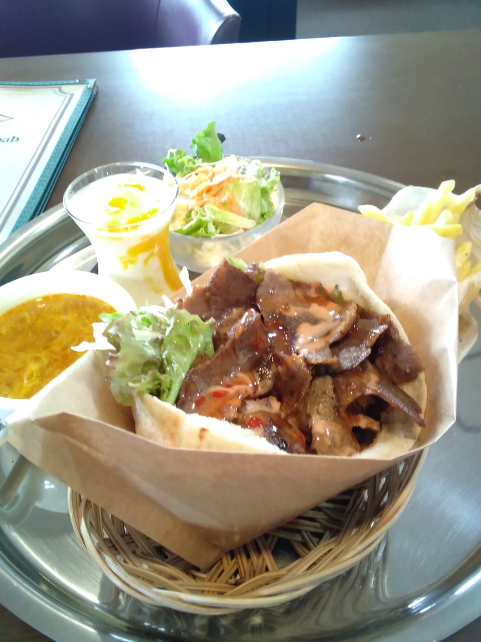 胡夢想 高松のtikka Naan Amp Curry Amp Kebabにて ここはインド ネパール トルコ料理を扱ってる店 大阪 にもインドとネパール料理を食べれる店はあったけど そこにトルコ料理まで入ってるなんてある意味レア 牛肉が入ったケバブサンドなんて何年振り