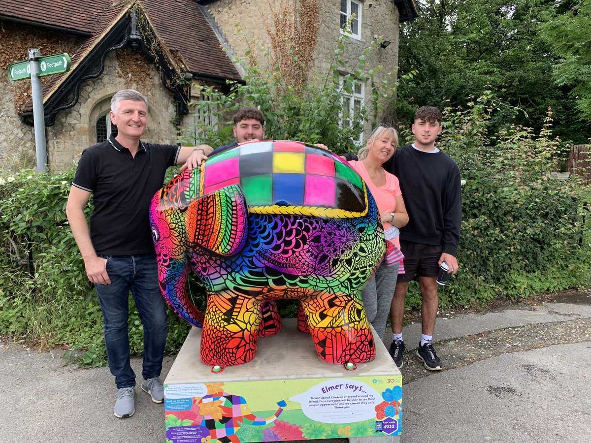 Discovering the elephants on Elmer’s big heart of Kent parade…#elmermaidstone #elmerelephant #hokh