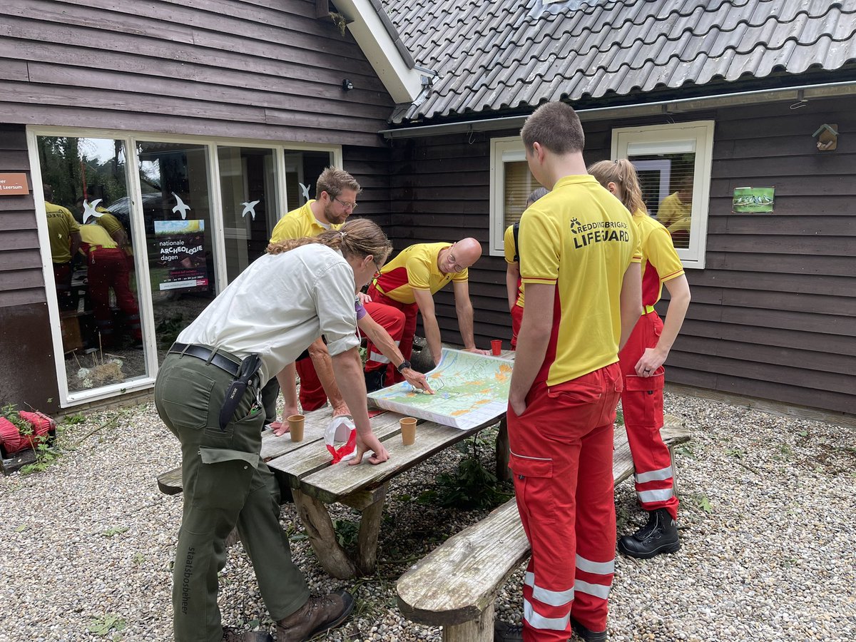 Vandaag met <a href="/BoswachterChris/">Chris Rost</a> van <a href="/staatsbosbeheer/">Staatsbosbeheer</a> een kijkje genomen in de bossen van Leersum om een indruk te krijgen van de schade. Reddingsbrigade Lifeguard uit Amersfoort is bezig met het vrijmaken van de hoofdpaden.
