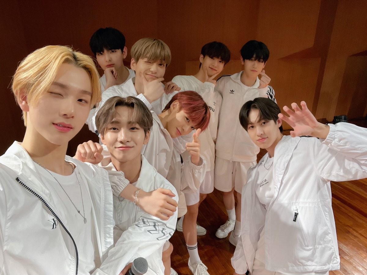 the_EPEX's tweet photo. [🎁]
퍼펙트한 무대부터✨ 팬분들과 함께했던 팬사인회까지💝 이펙스와 함께한 이번 주도 즐거우셨나요?☺️
다음 주도 함께 열심히 달려봐요~👋🏻

#EPEX #이펙스 #Eight_Apex #LockDown #락다운 #바이폴라 #불안의서 #위시 #금동현 #뮤 #아민 #백승 #에이든 #예왕 #제프 https://t.co/hcr6a7FjPE