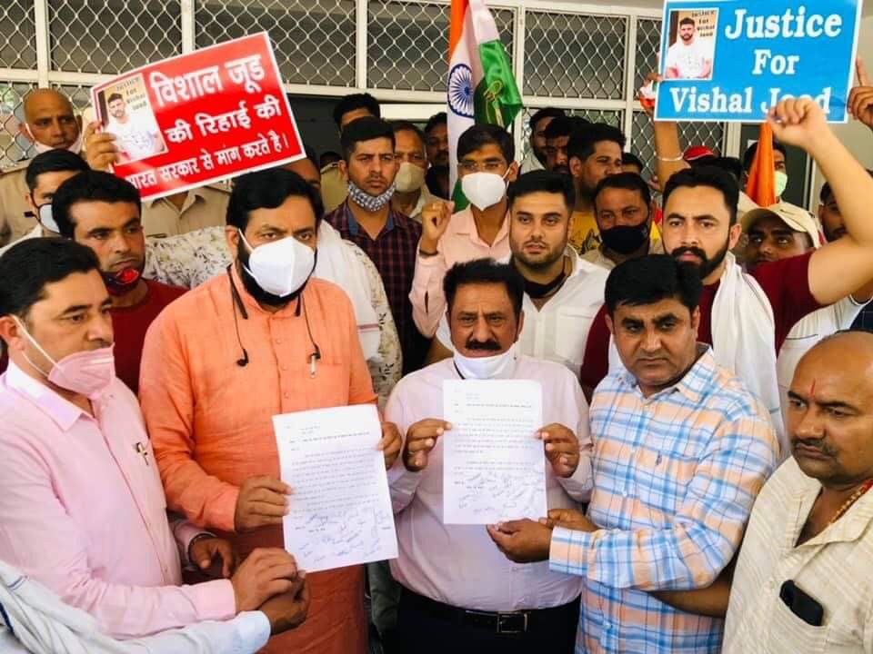 देश की खातिर जेल मे देशभक्त 

#Wesupportvishaljood 
#wesupportvishaljood