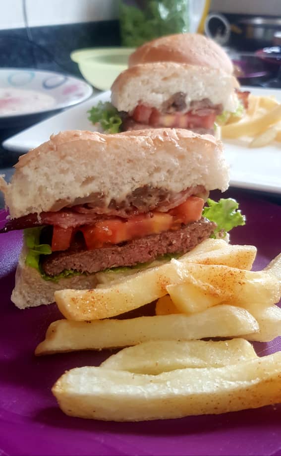 Scar_BW's tweet photo. #BuildABurgerShowdown So here is how the other looks from my view. I drove to Phakalane for this. 🤣 Too impressed. Vote! #Dad2 @SteersSA @The_Cookoff https://t.co/Pzv5QIHB3W