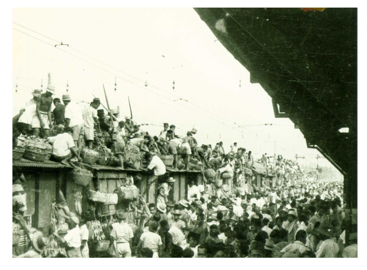 Menumpang kereta api dalam wilayah Republik di Jawa, circa Oktober 1946.

Ratusan orang dg pelbagai bawaan bersesakan, berebut tempat di sekujur sepur. Jadwal dan kondisi tak tentu membuat mereka rela bertaruh apa saja demi dapat terangkut. Potret IPPHOS/Arsip Nasional RI.
