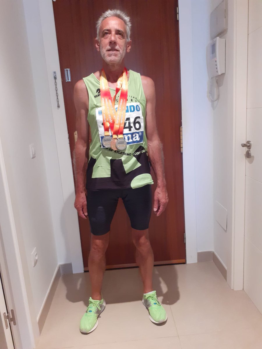 Se está celebrando en Málaga el C. España master de atletismo, Antonio ha conseguido subirse al podio en las 3 pruebas que disputaba, 100, 200 y 400 ml. 🥉🥈🥈También José Soriano ha conseguido un 6° y un 7° puestos en 1500 y 5000. ¡¡Enhorabuena campeones!!