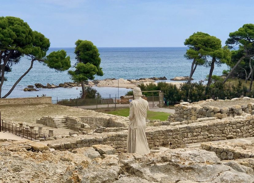📍Ruines d'Empúries
--
Excavaciones de una antigua ciudad griega con un muelle, un foro, un museo arqueológico riguroso y vistas al mar.
--
#infocitybcn #barcelona #culture
--
 📸 <a href="/marisa_robles/">Marisa Robles</a>