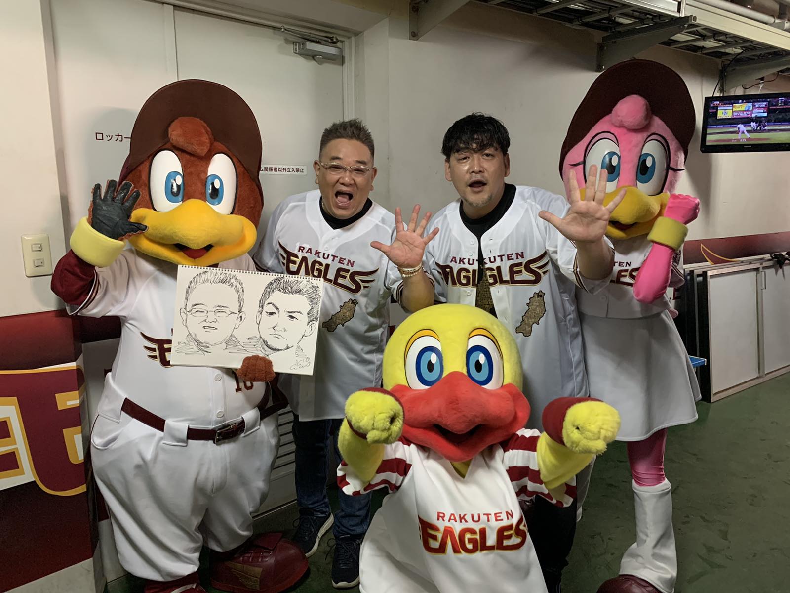 東北楽天ゴールデンイーグルス クラッチくん クラッチーナちゃん スイッチくんと クラッチくんからは 似顔絵をプレゼントしました おふたりの始球式後のコメントはこちら T Co 39qpwdgtey Rakuteneagles T Co Joqen69kk0 Twitter