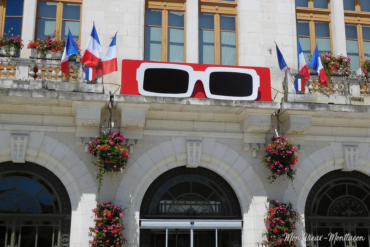 VieuxMontlucon's tweet photo. Il y a 6 ans, @MICHELPOLNAREFF inaugurait l'excellente "PolnaExpo" et sa place au #MuPop. Une importante foule avait fait le déplacement dont de nombreux japonais venus spécialement pour voir l'amiral, qui était accompagné de sa compagne et son fils Louka https://t.co/kpduSHOk4Y