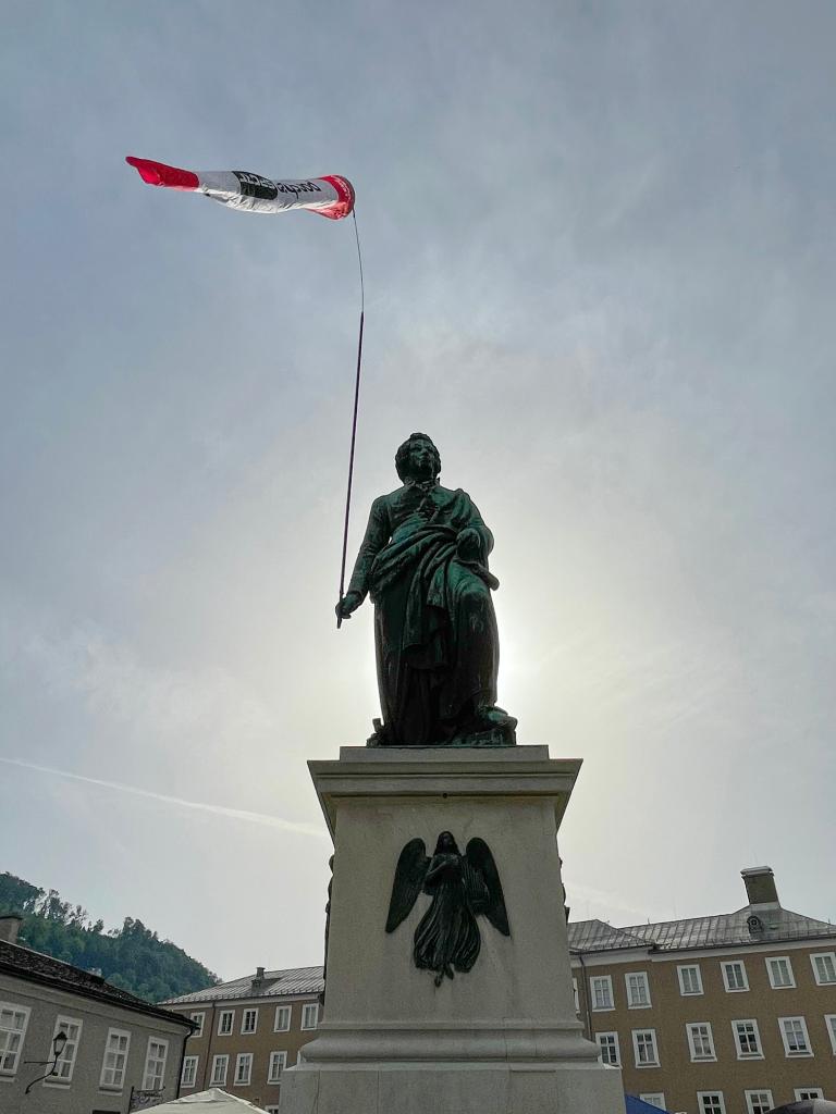 RedBullXAlps's tweet photo. Weather conditions for today 🔥
Today, the heat wave will reach its peak. In the evening the risk of thunderstorms will slowly increase. Temperatures will reach 30 to 34°
Very good conditions to fly due to strong solar radiation and good thermals.
#ubimet
#redbullxalps https://t.co/p8gWBM85em