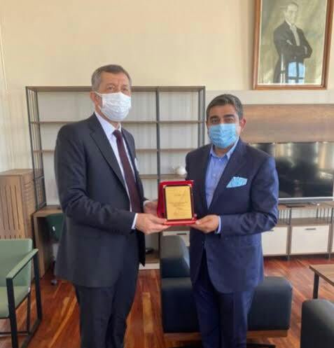 Reza Zarrab ve Sezgin Baran Korkmaz ABD'nin elinde. Ödüle boğulan bu "hayırsever işadamları"ndan maaş ve bağış alan siyasiler yüzünden  Amerika Türkiye'den daha çok taviz alır, istediğini yaptırır. Allah aşkına artık düşün milletin yakasından...