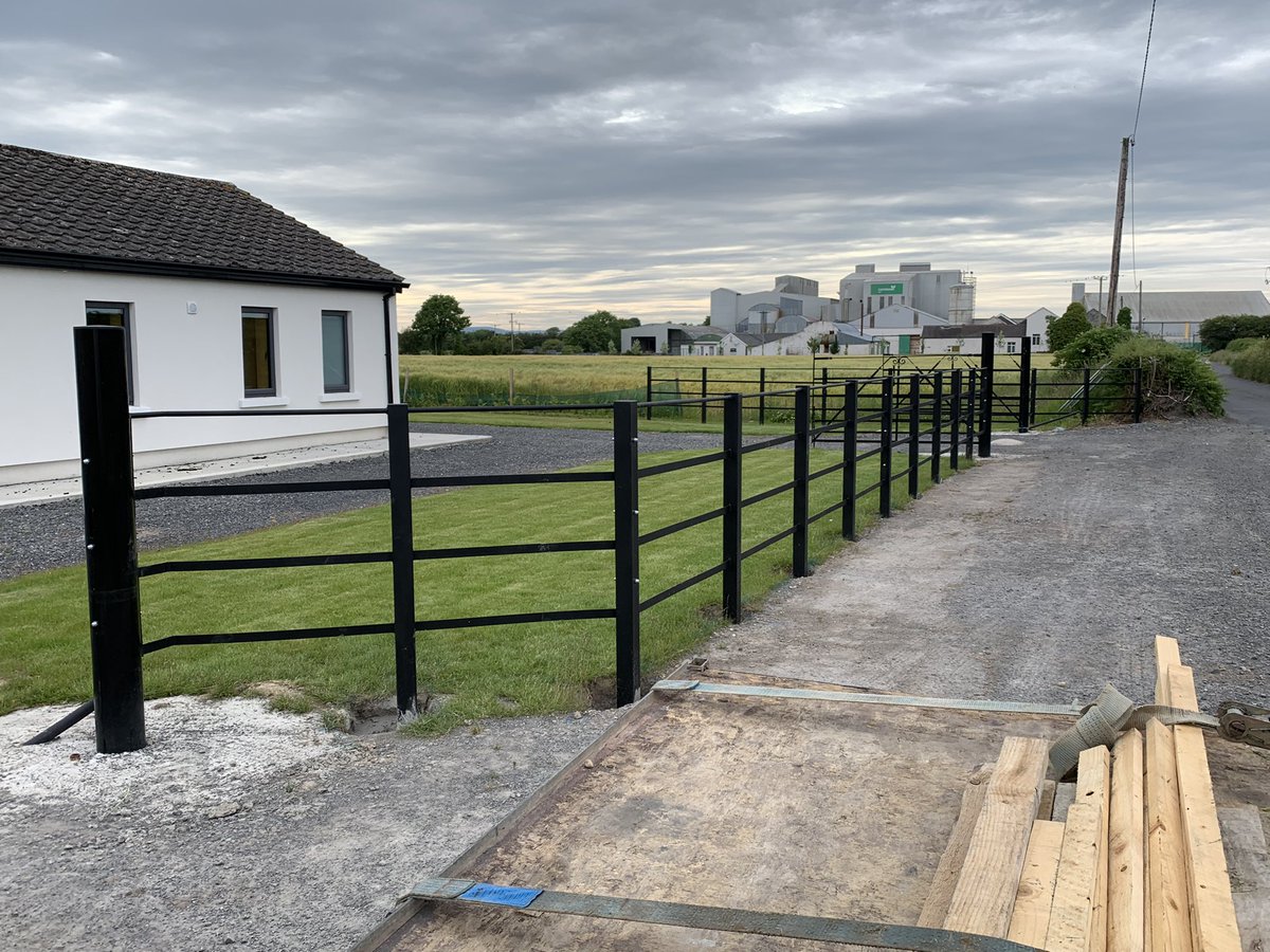 JamesScully1993's tweet photo. Traditional style steel railing I fabricated and fitted recently complimented by traditional farm gates. https://t.co/cCuLwR688A