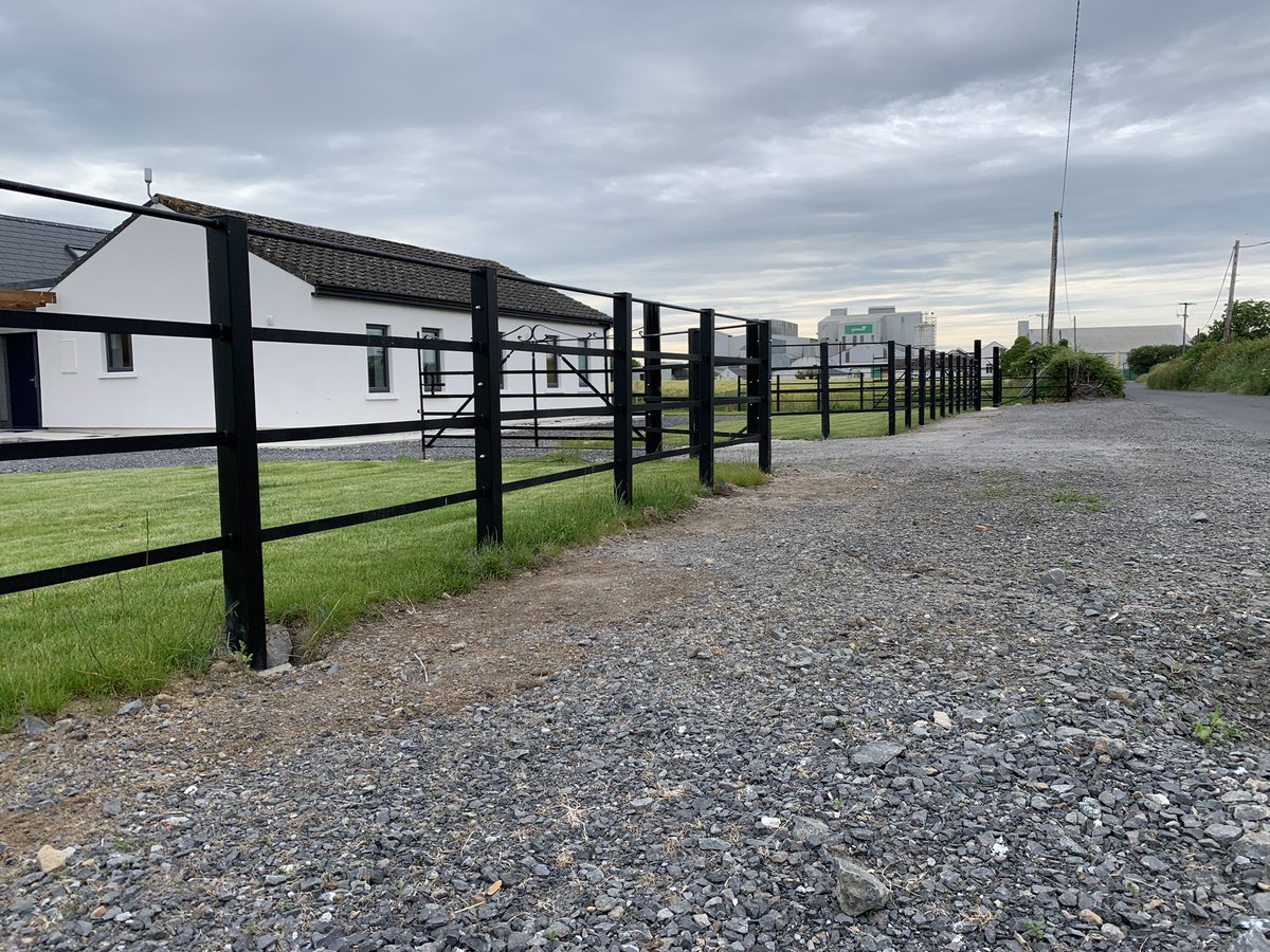 JamesScully1993's tweet photo. Traditional style steel railing I fabricated and fitted recently complimented by traditional farm gates. https://t.co/cCuLwR688A