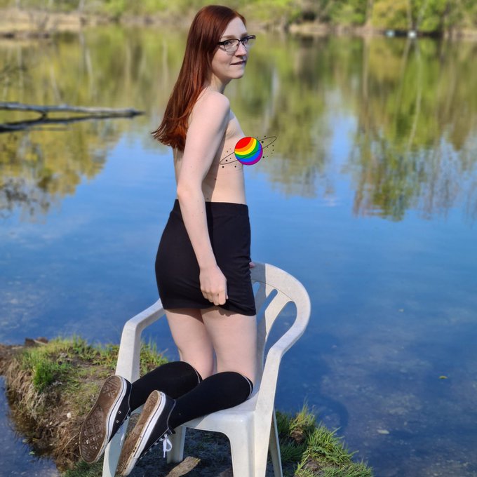 Der Blick fragt: Rock hochziehen oder unten lassen? 🤭  #finafoxy #redhead #redhairgirl🔥 #redheadgirl<a href="/tag/summer"class="tags"><span>#summer</span></a><a href="/tag/redhead"class="tags"><span>#redhead</span></a><a href="/tag/lake"class="tags"><span>#lake</span></a><a href="/tag/photo"class="tags"><span>#photo</span></a><a href="/tag/photoshooting"class="tags"><span>#photoshooting</span></a><a href="/tag/girlswithglasses"class="tags"><span>#girlswithglasses</span></a>