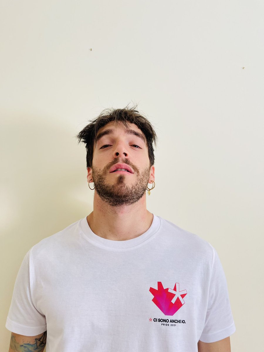 iosonovince's tweet photo. Ci sono anche io. Pride 2021 🌈 
Per celebrare il #PrideMonth ho scelto una t-shirt speciale che oltre a rendere il mondo più bello, fa anche del bene perché contribuirà al sostegno di Refuge LGBT @gaycenter_it.
La trovate su @teeser_app!
Come sempre, uniti è meglio. 🏳️‍🌈🏳️‍⚧️ #pride https://t.co/uU1Gg5xYg6