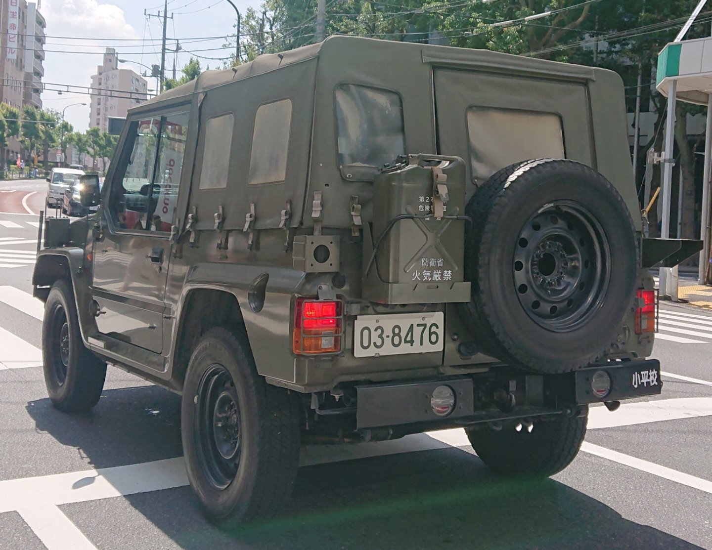 バスちゃんねる リエッセレンタカー 自衛隊車両はナンバーも特殊 携行缶にも 防衛省 の文字 メンテナンス性を重視した無骨さは トラック バス好きに刺さるものがありますね 愉快な車たち T Co 5ndmyhnp2k Twitter