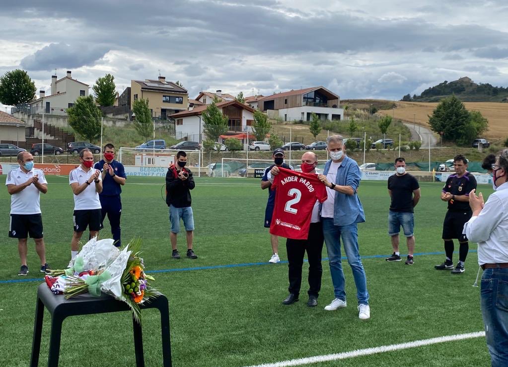 ♥️ #Osasuna está participando en el homenaje a Santxo Lamberto y Ander Pardo que tiene lugar esta mañana en Puente la Reina- Gares.