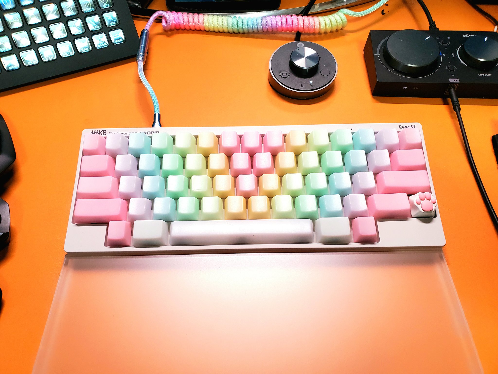 みかちぃ ちび キーボードはなんだかんだでhhkbに戻ってくるんだなぁ ゆめかわキーボード第二弾完成 荷重は45g 56gに変更 前回のより色が鮮やかで嬉しい ケーブルもカラフルにした 特注のカバーもピッタリだったし 机も広くなったし満足